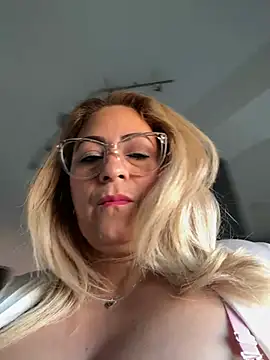 Snapshot of x_elena_x chatting on February 27, 9:43 am x elena x online show from February 27, 9:43 am
