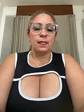 Snapshot of x_elena_x chatting on March 11, 12:39 pm x elena x online show from March 11, 12:39 pm