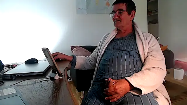 Snapshot of silvio-aus-luzern-CH chatting on May 14, 7:26 am silvio-aus-luzern-CH online show from May 14, 7:26 am