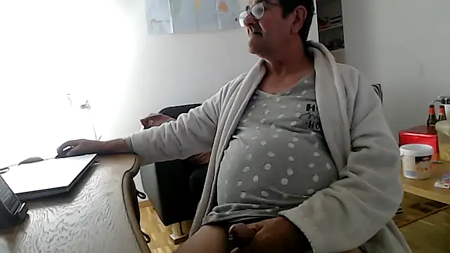 Snapshot of silvio-aus-luzern-CH chatting on June 3, 7:00 am silvio-aus-luzern-CH online show from June 3, 7:00 am