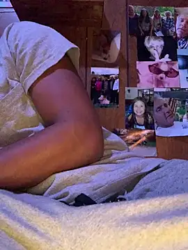 Snapshot of Tristris100 chatting on February 4, 8:24 am Tristris100 online show from February 4, 8:24 am