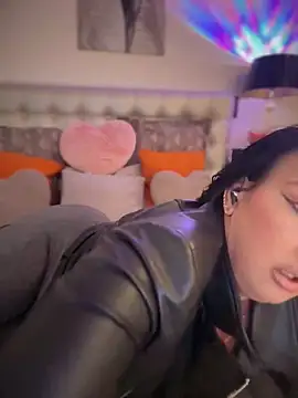 Snapshot of TiffanyRoxx chatting on February 8, 11:46 am TiffanyRoxx online show from February 8, 11:46 am