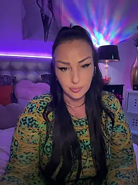 Snapshot of TiffanyRoxx chatting on February 10, 5:28 pm TiffanyRoxx online show from February 10, 5:28 pm