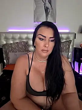 Snapshot of TiffanyRoxx chatting on February 13, 12:01 pm TiffanyRoxx online show from February 13, 12:01 pm