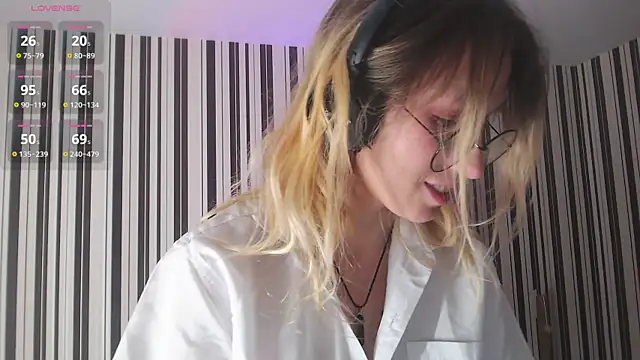 Snapshot of _Hanna_Moon_ chatting on December 9, 10:43 am  Hanna Moon  online show from December 9, 10:43 am