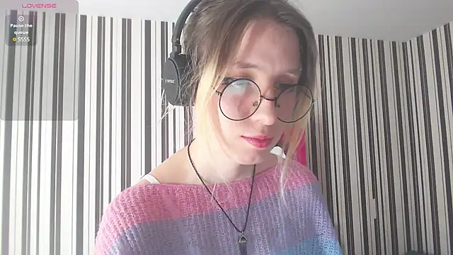 Snapshot of _Hanna_Moon_ chatting on December 19, 8:23 am  Hanna Moon  online show from December 19, 8:23 am