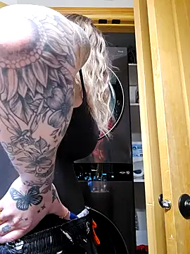 Snapshot of LilyOrion chatting on February 6, 7:18 pm LilyOrion online show from February 6, 7:18 pm