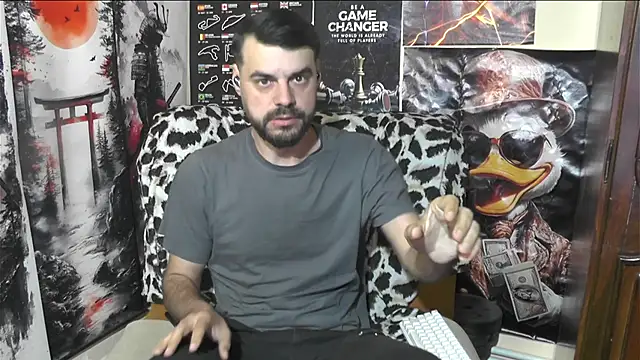 Snapshot of 00george chatting on April 18, 4:49 am 00george online show from April 18, 4:49 am