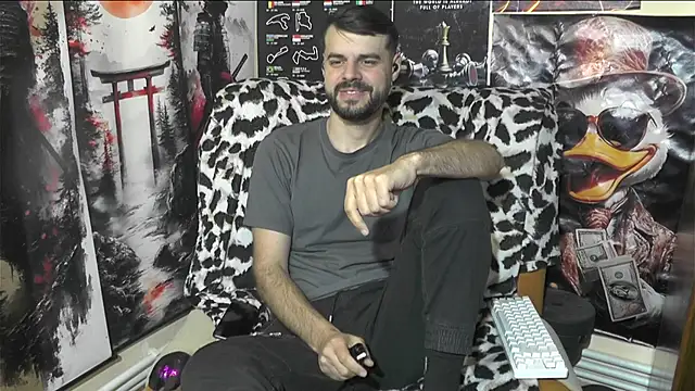 Snapshot of 00george chatting on April 18, 4:55 pm 00george online show from April 18, 4:55 pm
