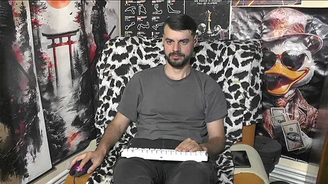 Snapshot of 00george chatting on April 18, 7:58 pm 00george online show from April 18, 7:58 pm