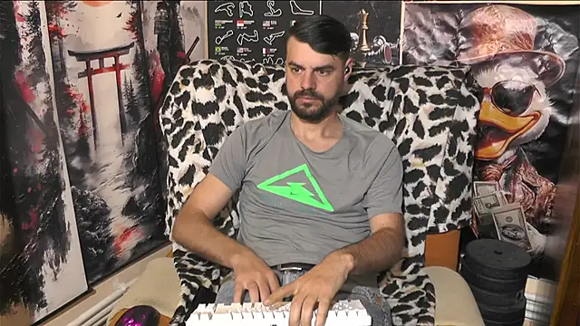 Snapshot of 00george chatting on April 23, 3:41 am 00george online show from April 23, 3:41 am
