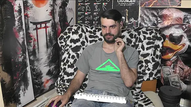 Snapshot of 00george chatting on April 24, 7:11 am 00george online show from April 24, 7:11 am