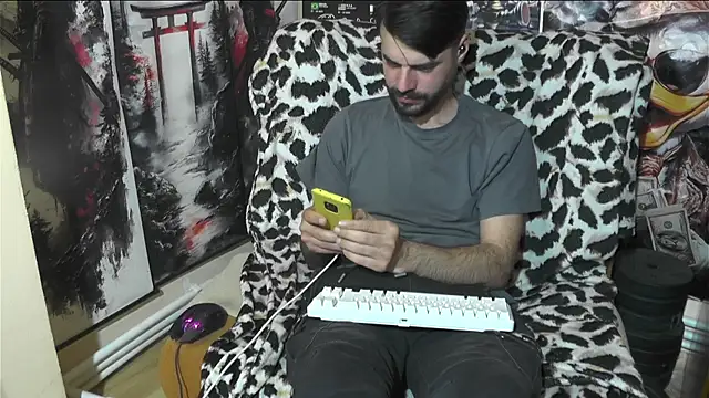 Snapshot of 00george chatting on April 25, 7:33 pm 00george online show from April 25, 7:33 pm