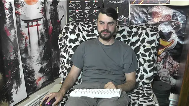 Snapshot of 00george chatting on April 27, 12:30 am 00george online show from April 27, 12:30 am