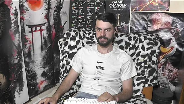 Snapshot of 00george chatting on May 4, 5:14 am 00george online show from May 4, 5:14 am