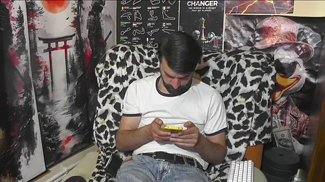 Snapshot of 00george chatting on May 4, 9:00 pm 00george online show from May 4, 9:00 pm