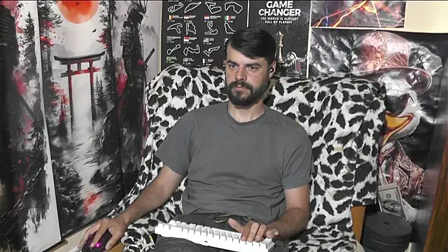 Snapshot of 00george chatting on May 14, 7:37 am 00george online show from May 14, 7:37 am