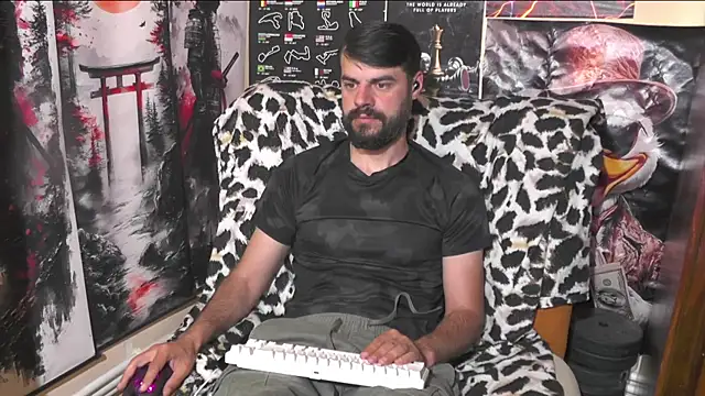 Snapshot of 00george chatting on May 16, 6:10 am 00george online show from May 16, 6:10 am
