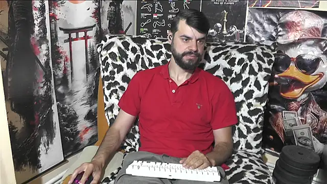 Snapshot of 00george chatting on May 19, 7:04 am 00george online show from May 19, 7:04 am