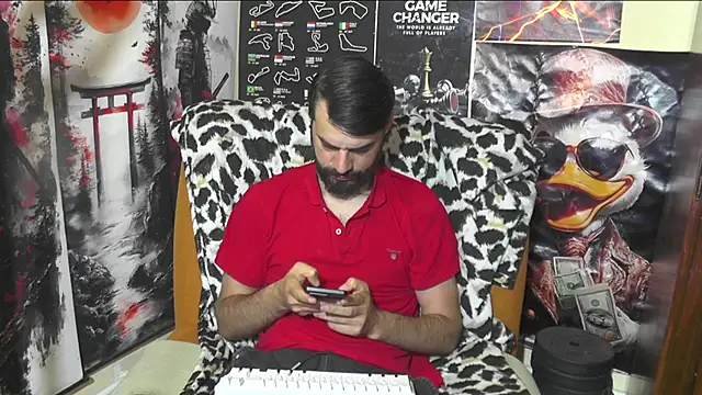 Snapshot of 00george chatting on May 23, 8:18 am 00george online show from May 23, 8:18 am