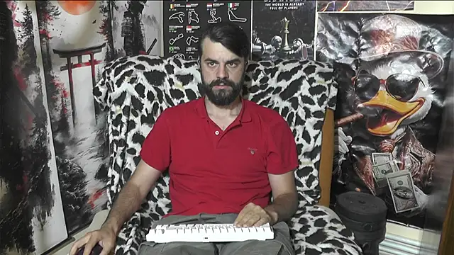 Snapshot of 00george chatting on June 1, 12:01 am 00george online show from June 1, 12:01 am