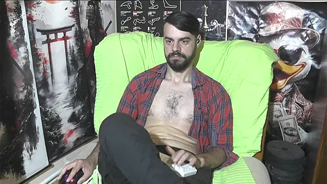 Snapshot of 00george chatting on June 18, 9:14 am 00george online show from June 18, 9:14 am