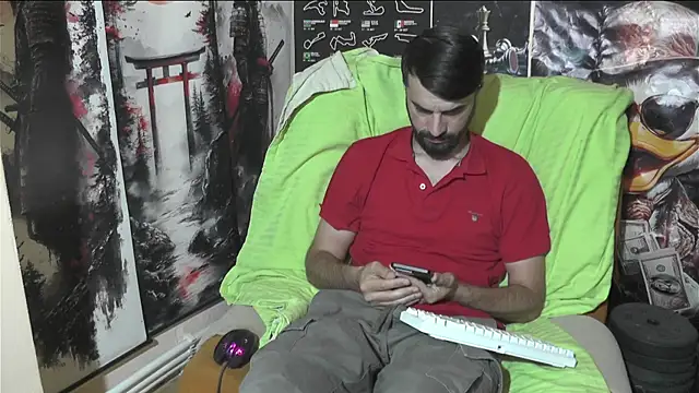 Snapshot of 00george chatting on June 19, 1:37 pm 00george online show from June 19, 1:37 pm