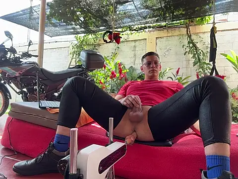 Snapshot of simon_and_david chatting on February 5, 6:34 pm simon and david online show from February 5, 6:34 pm