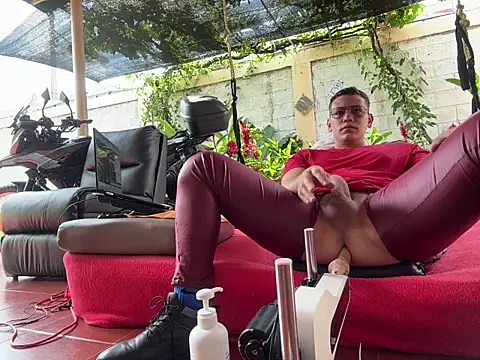 Snapshot of simon_and_david chatting on February 14, 5:32 pm simon and david online show from February 14, 5:32 pm