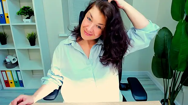 Snapshot of AnaMills chatting on June 13, 8:40 pm AnaMills online show from June 13, 8:40 pm