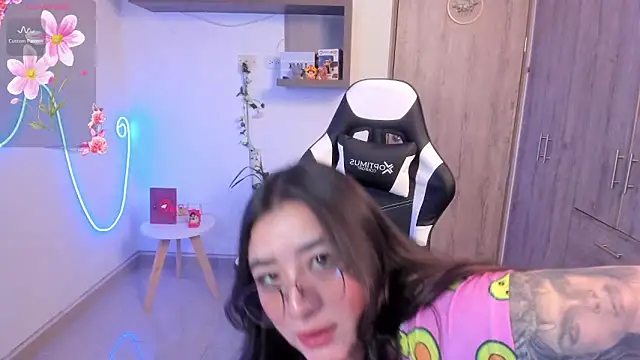 Snapshot of vaneelee chatting on February 12, 2:35 am vaneelee online show from February 12, 2:35 am