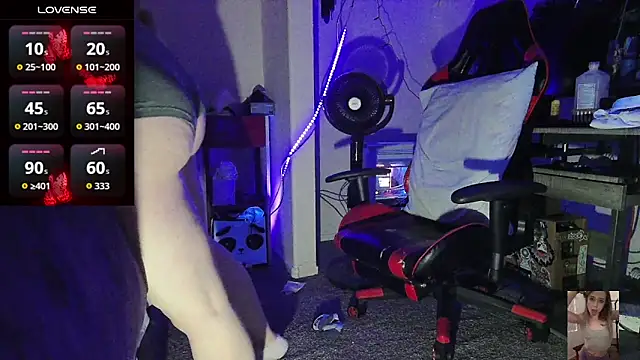 Blondiewithanass online show from April 8, 7:03 pm