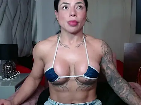 beautifulunna  online show from January 18, 2:37 am