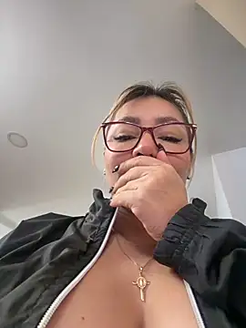 Snapshot of DIANITA_1988 chatting on April 22, 2:40 pm DIANITA 1988 online show from April 22, 2:40 pm