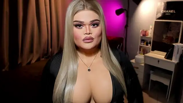 KarolinaThompson online show from December 3, 9:45 pm