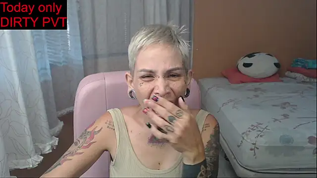 Snapshot of moon_cat85 chatting on May 21, 1:07 pm moon cat85 online show from May 21, 1:07 pm