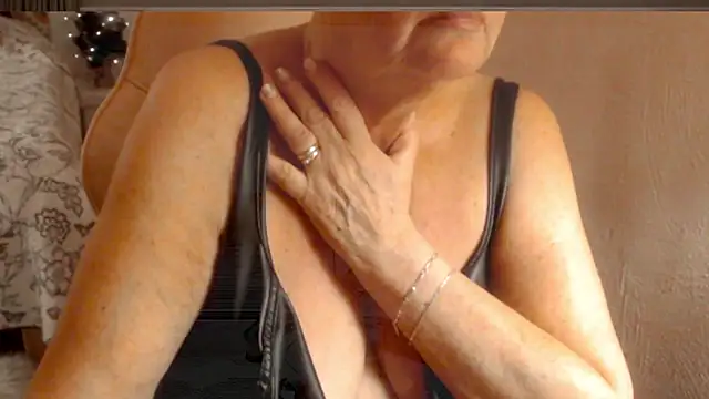GrannyChrissy68 online show from December 27, 10:26 pm