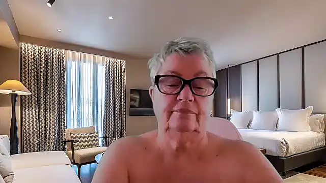 GrannyChrissy68 online show from January 6, 2:32 pm