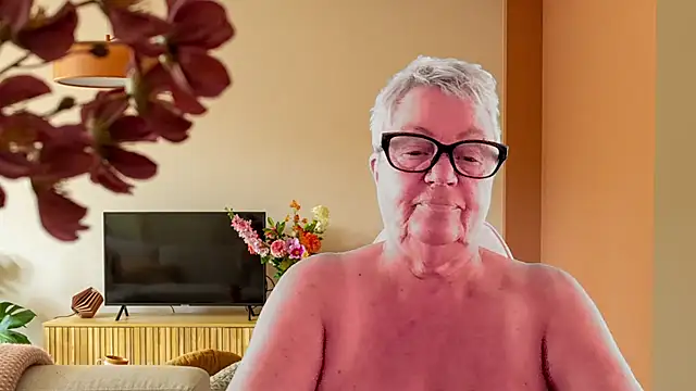 GrannyChrissy68 online show from February 6, 2:20 pm