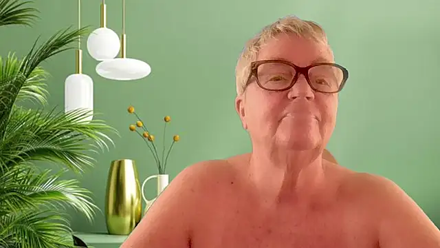 GrannyChrissy68 online show from March 24, 1:27 pm