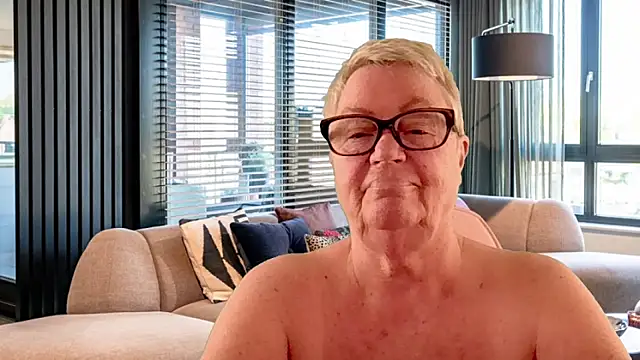 GrannyChrissy68 online show from April 4, 1:30 pm