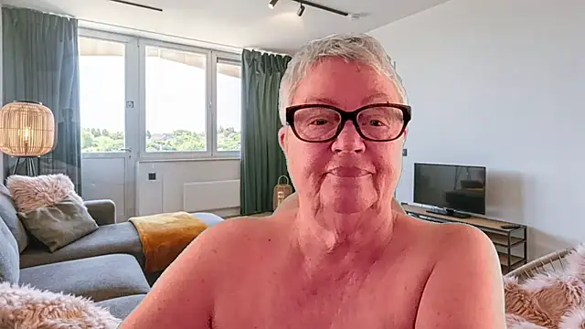 GrannyChrissy68 online show from April 18, 12:42 pm