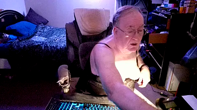 Snapshot of Toastir chatting on December 12, 11:36 pm Toastir online show from December 12, 11:36 pm