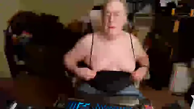 Snapshot of Toastir chatting on February 6, 1:49 am Toastir online show from February 6, 1:49 am