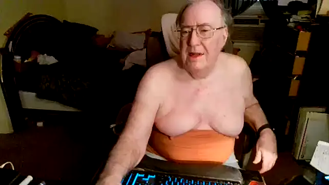 Snapshot of Toastir chatting on February 23, 9:05 pm Toastir online show from February 23, 9:05 pm