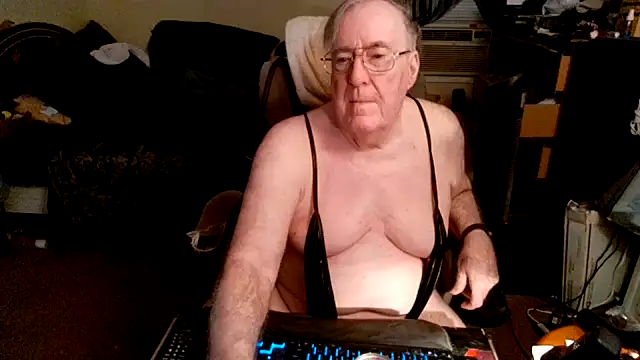 Snapshot of Toastir chatting on October 5, 8:40 pm Toastir online show from October 5, 8:40 pm