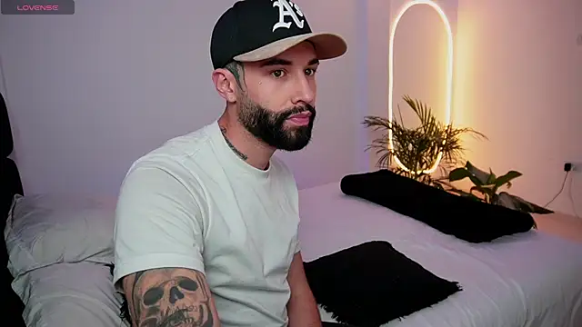 Snapshot of the_lucky_men__ chatting on February 18, 8:47 pm the lucky men online show from February 18, 8:47 pm