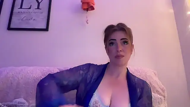 Snapshot of EmilyBlue chatting on April 23, 8:11 pm EmilyBlue online show from April 23, 8:11 pm