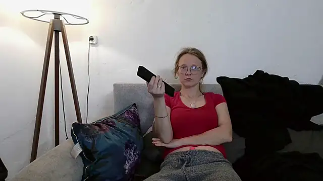 little-leni online show from April 24, 8:33 pm