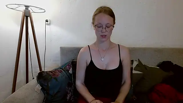 Snapshot of little-leni chatting on April 25, 8:06 pm little-leni online show from April 25, 8:06 pm